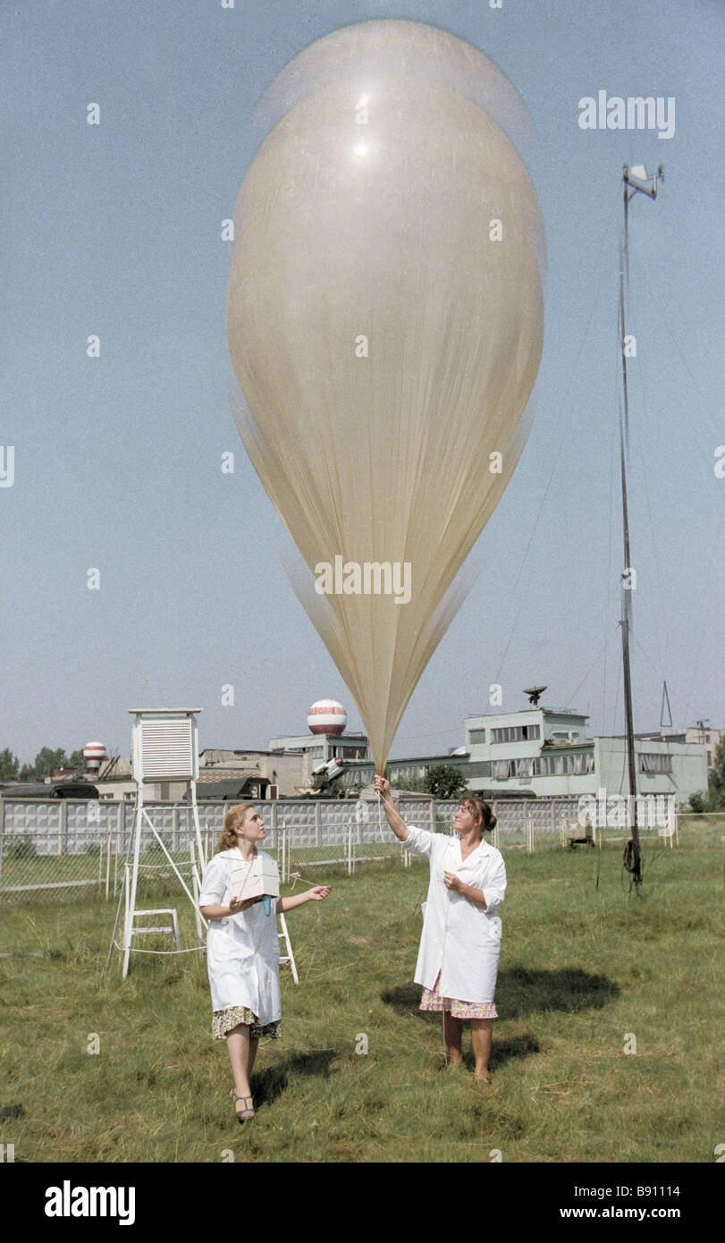 шар зонд запущенный метеорологами обладает. метеорологический воздушный шар. шар зонд запущенный метеорологами обладает. метеорологический воздушный шар. метеорологический зонд.