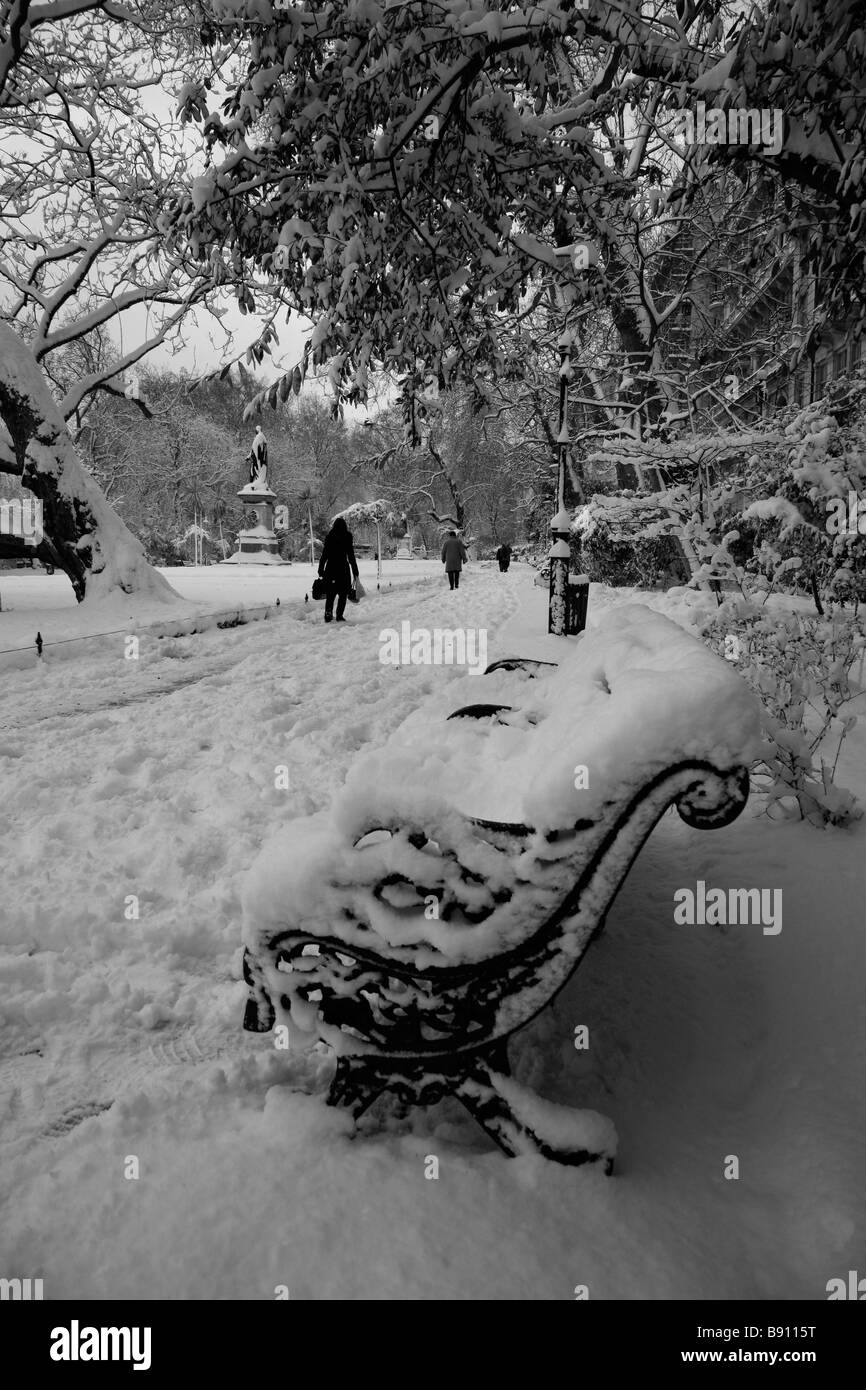 Snowbound Victoria Embankment Gardens Extension in Whitehall, London Stock Photo