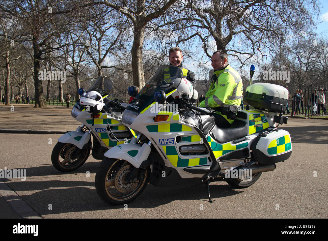 Two motorcycle paramedics on call waiting on the Mall in London. March 2009 Stock Photo