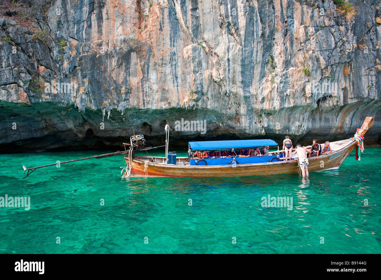 Southern Thailand: Phi-Phi Leh: Limestone Rocks and Long-tail Boat Stock Photo