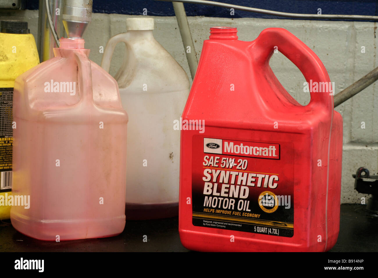 Synthetic Oil Stock Photos & Synthetic Oil Stock Images Alamy