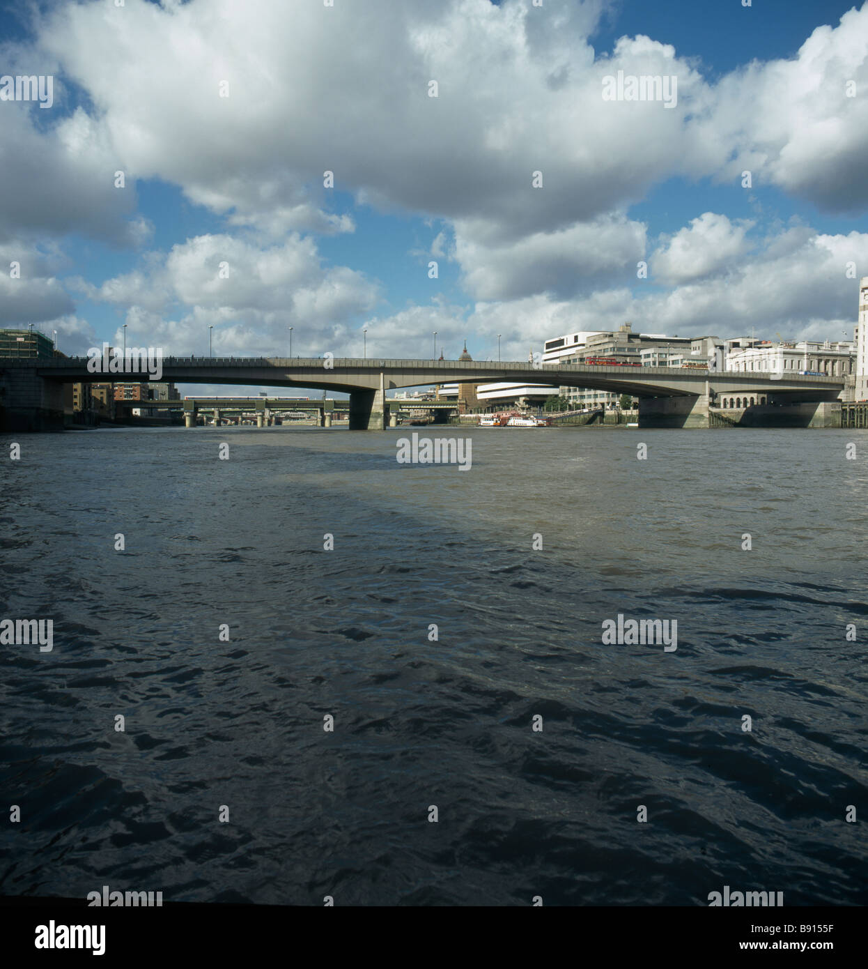 London bridge and the river thames hi-res stock photography and images ...