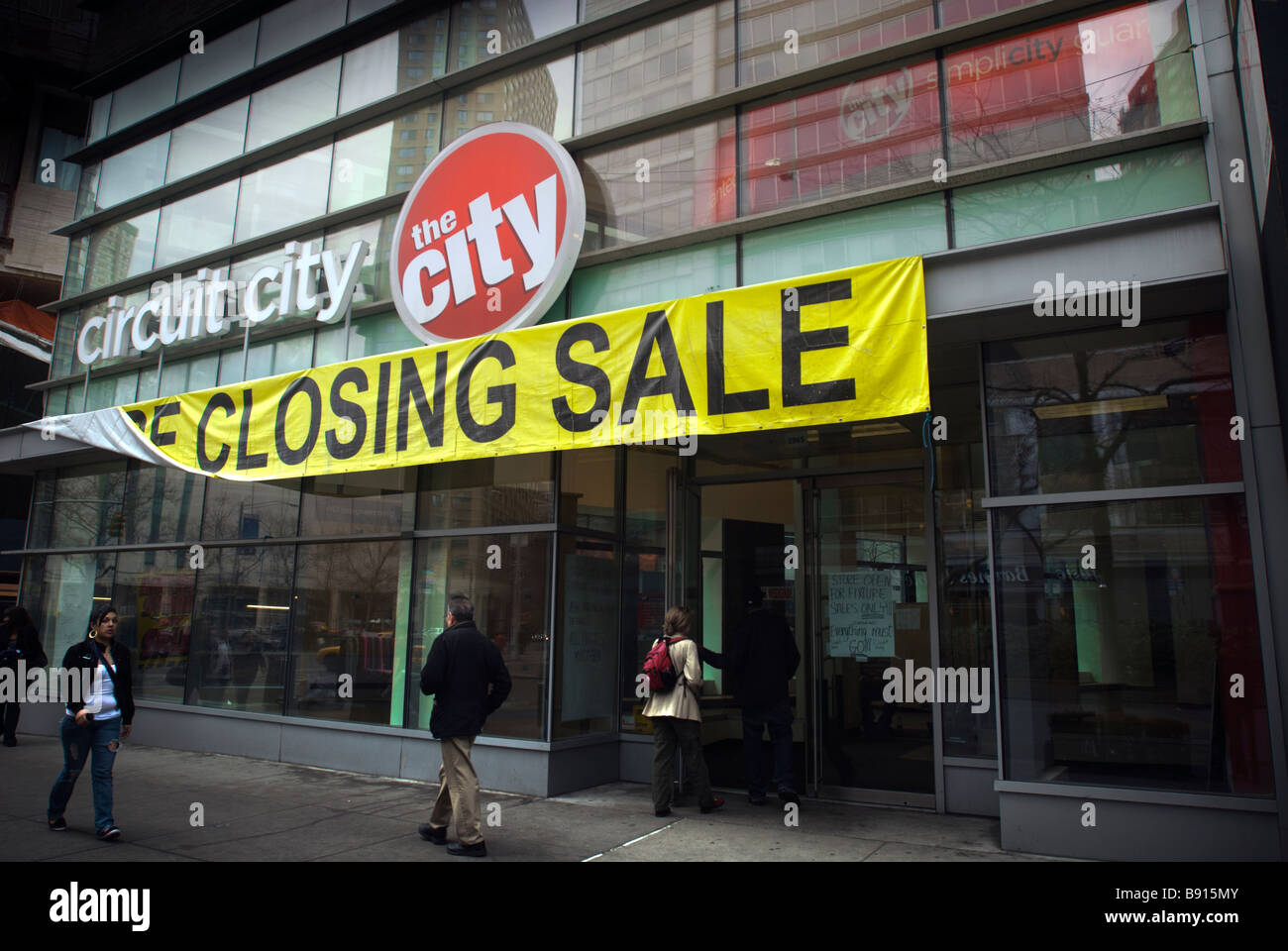 A going out of business sign is all that remains of a Circuit City electronics store Stock Photo