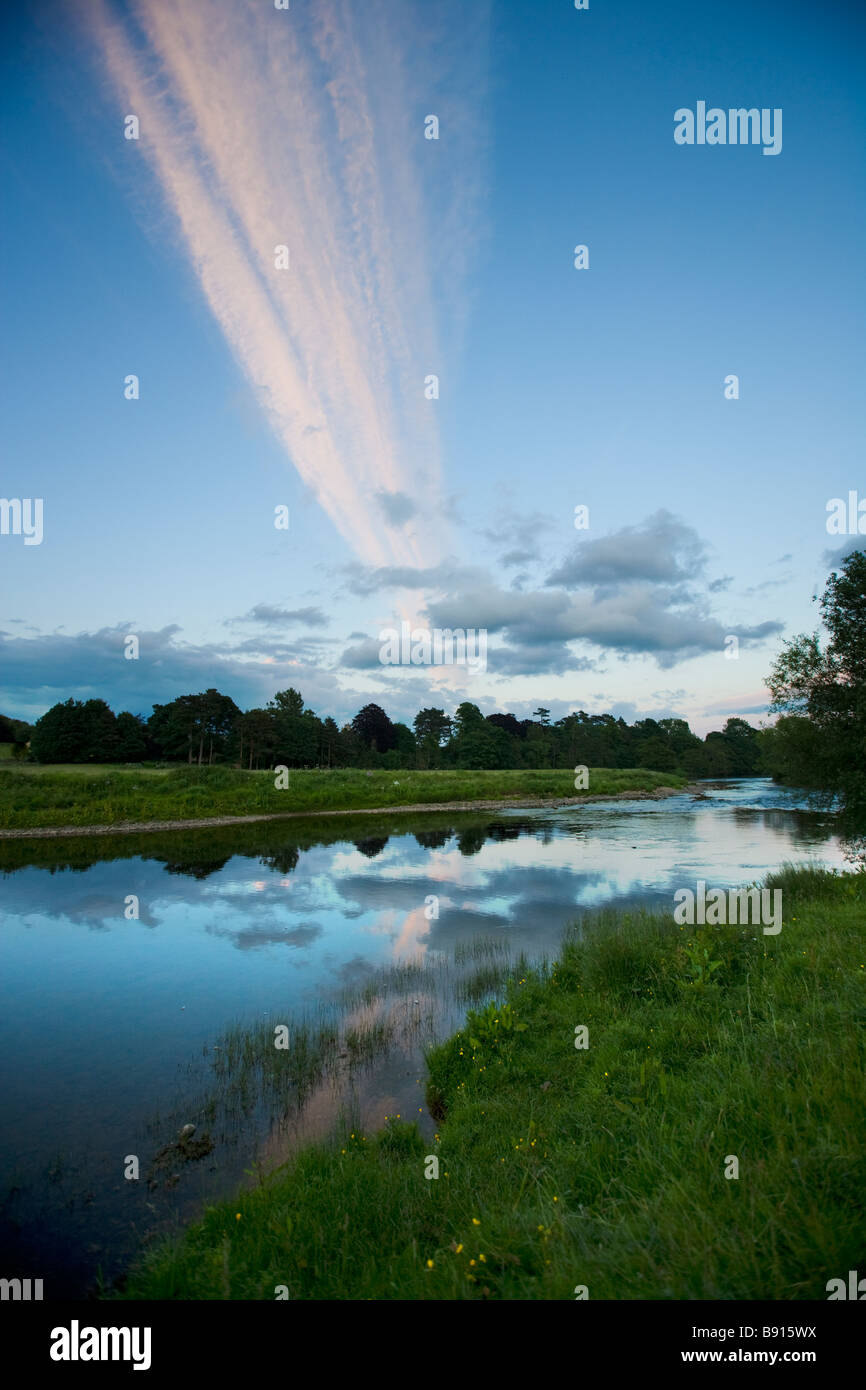Blue sky with vapour trails hi-res stock photography and images - Alamy