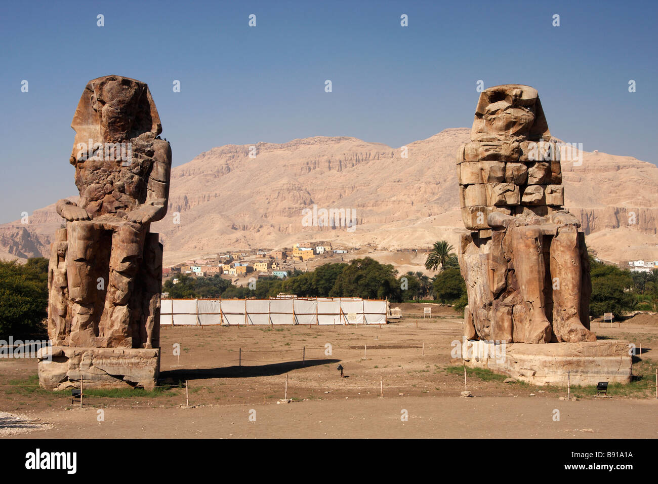 Colossi of Memnon, massive stone statues of Pharaoh Amenhotep III, "West Bank", Luxor, Egypt, [North Africa] Stock Photo