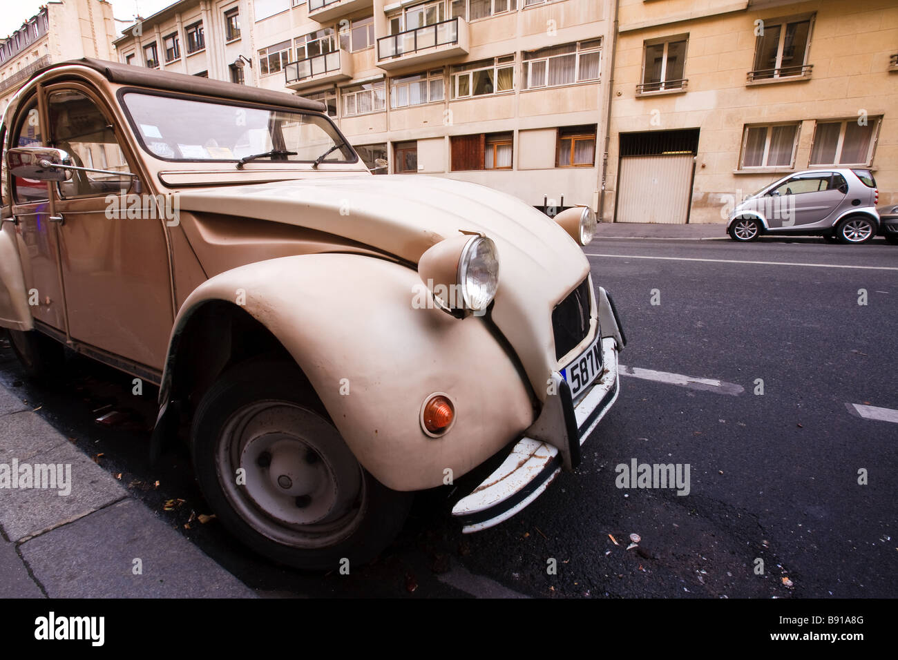Citroen 2cv paris hi-res stock photography and images - Alamy