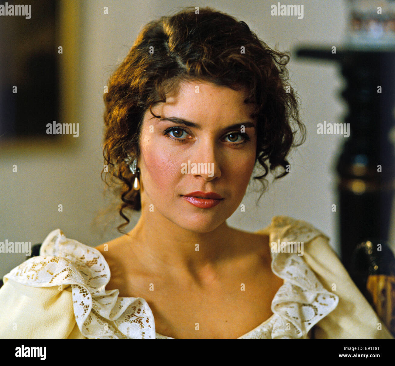 yubkalarda yalangoch Skabichevskiyning erotik fotosurati