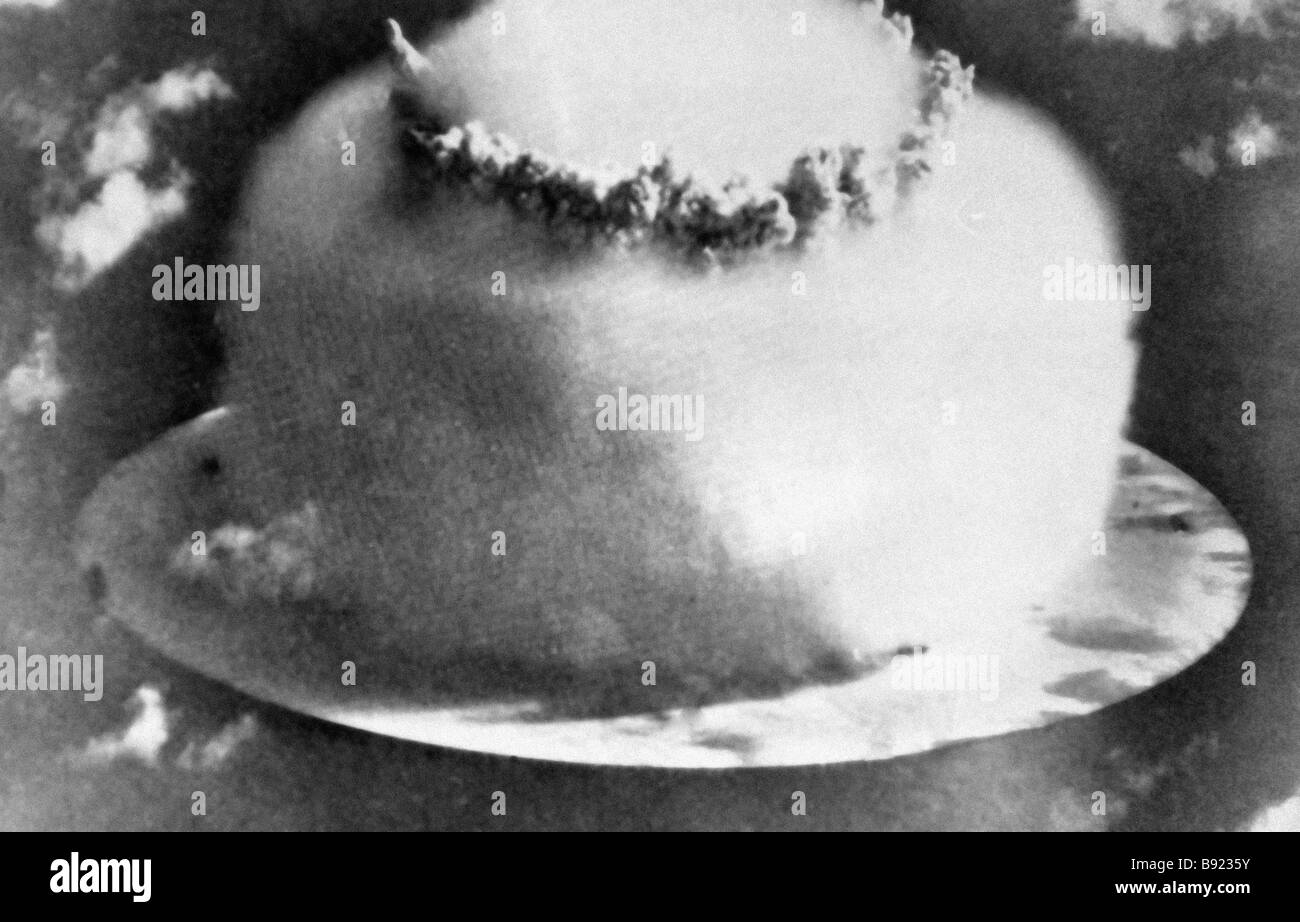 An H bomb explosion in the Pacific Ocean water area Stock Photo Alamy