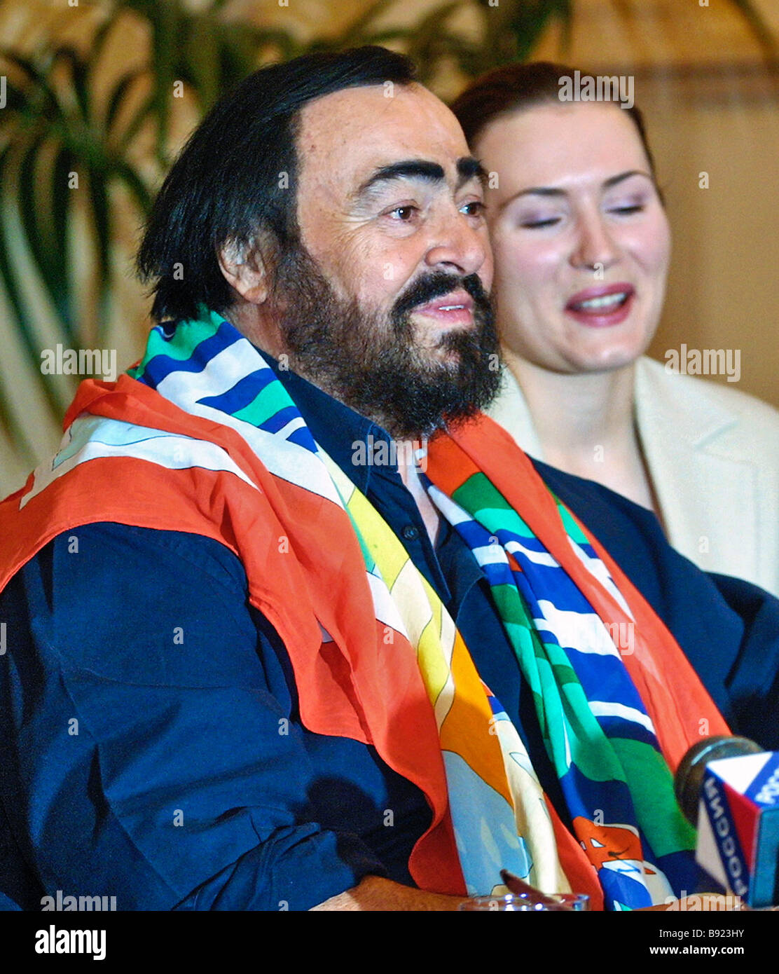 Italian Tenor Luciano Pavarotti Before His Concert In The Ice Palace Stock Photo Alamy