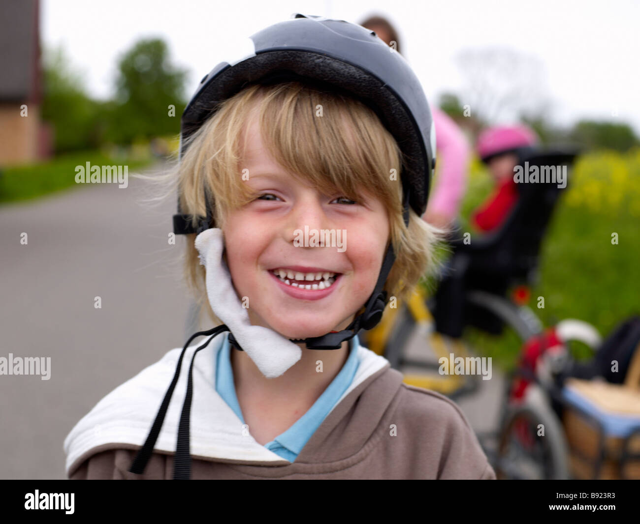 Person wearing safety helmet hi-res stock photography and images - Alamy