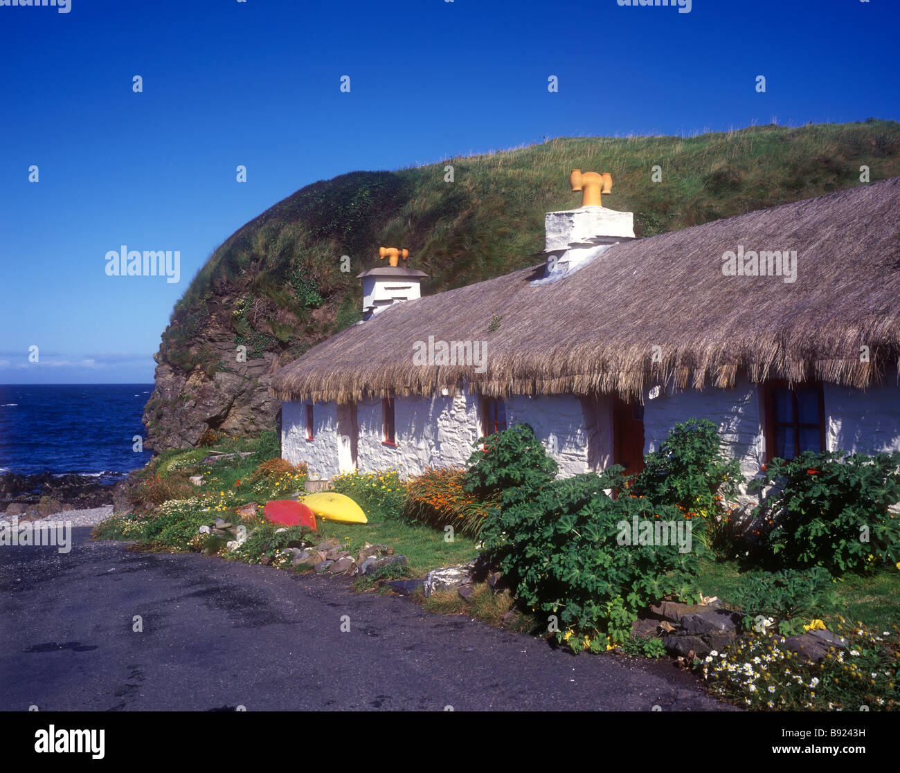 Picturesque old thatched cottage at Niarbyl Bay on the west coast of the island near Peel Stock Photo