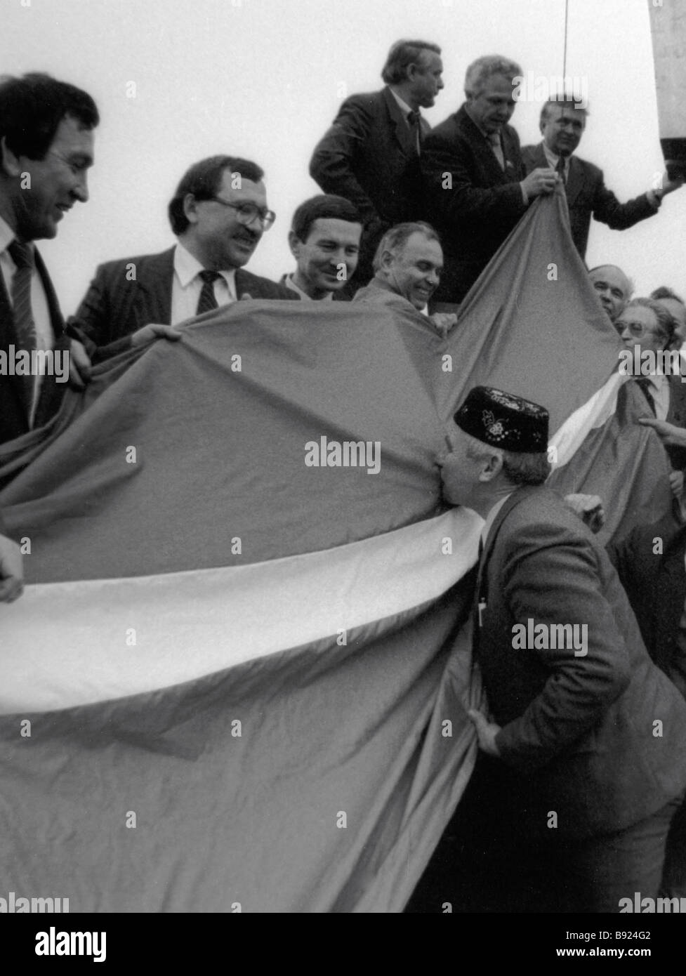 Hoisting new flag of Tatarstan approved at session of republican