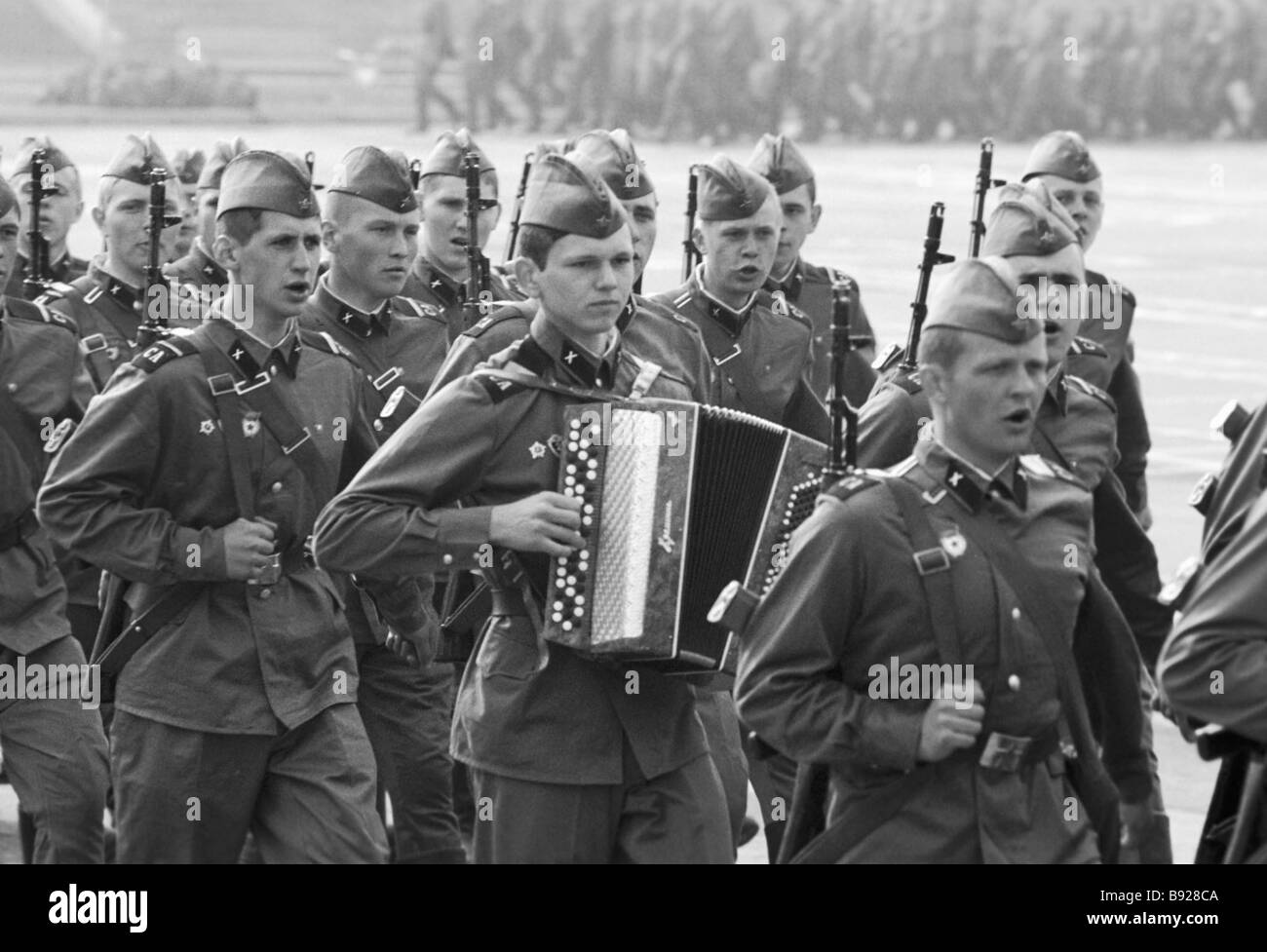 Песня солдаты солдаты солдаты войны детское. Советские солдаты поют. Советские солдаты маршируют. Солдаты поют в строю.