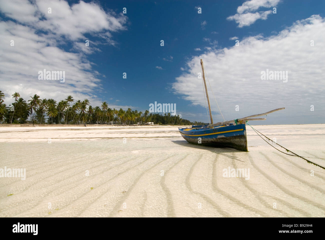 Dhow Low Tide On Beach Stock Photos &amp; Dhow Low Tide On ...