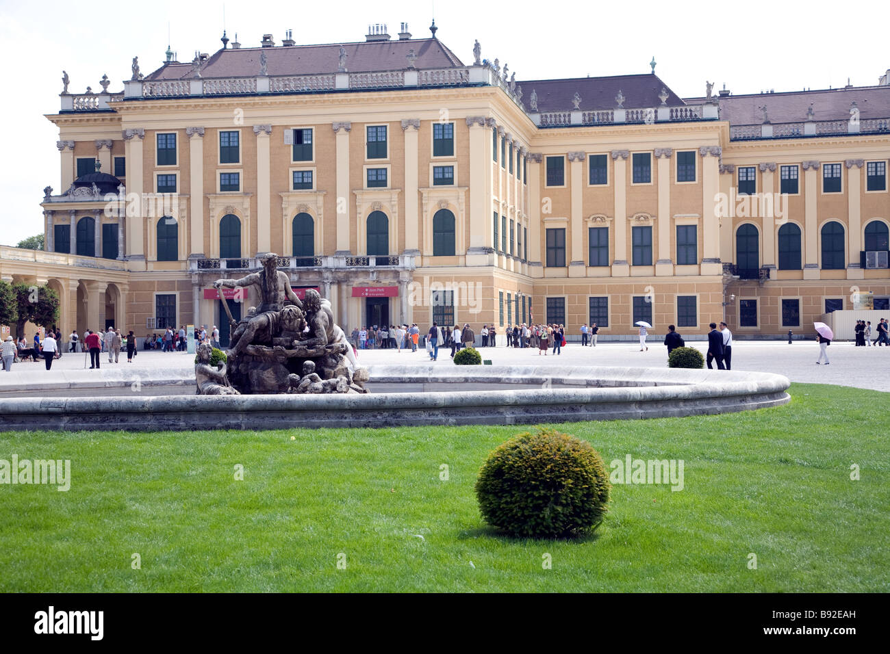 The gardens and entrance of Schloss Schonbrunn Vienna Austria Stock Photo