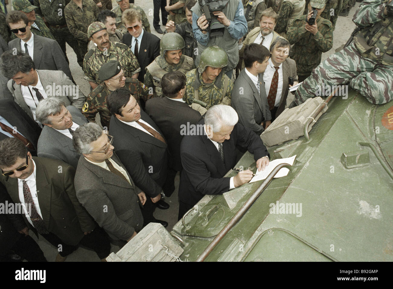 1 мая 1996 год. Ельцин в Чечне 1996. Ельцин в Чечне в 1996г. Ельцин и Яндарбиев 1996.
