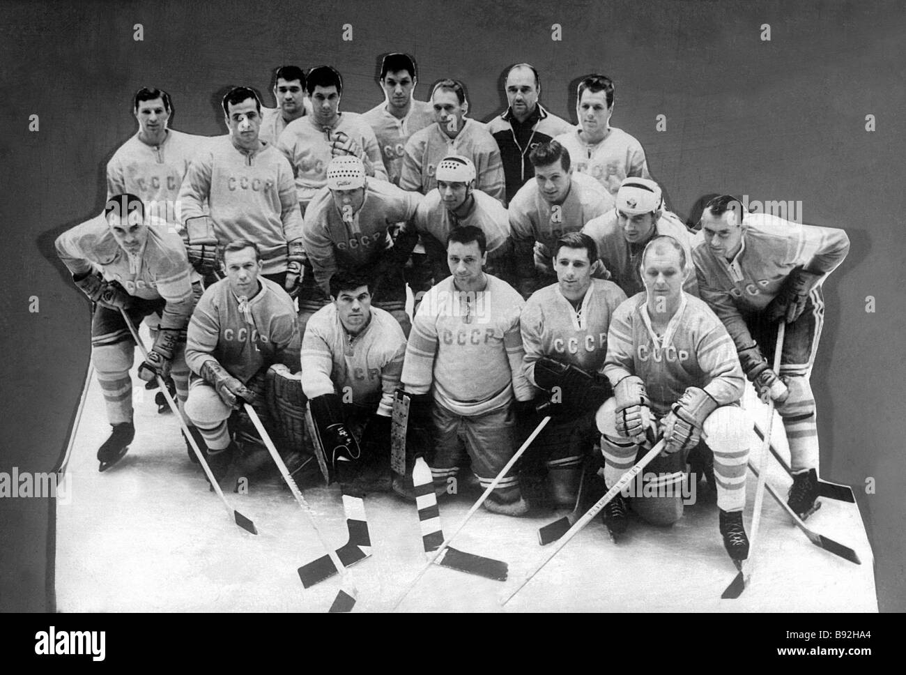 The U S S R ice hockey national team 1963 world and European champions Right to left first row Veniamin Alexandrov Yury Stock Photo
