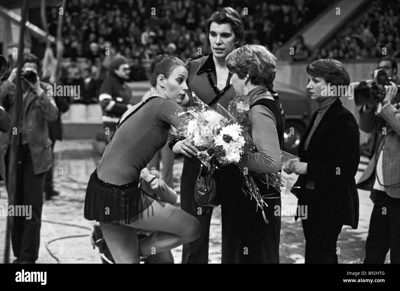 Soviet figure skaters Irina Moiseeva and Andrei Minenkov listening to ...