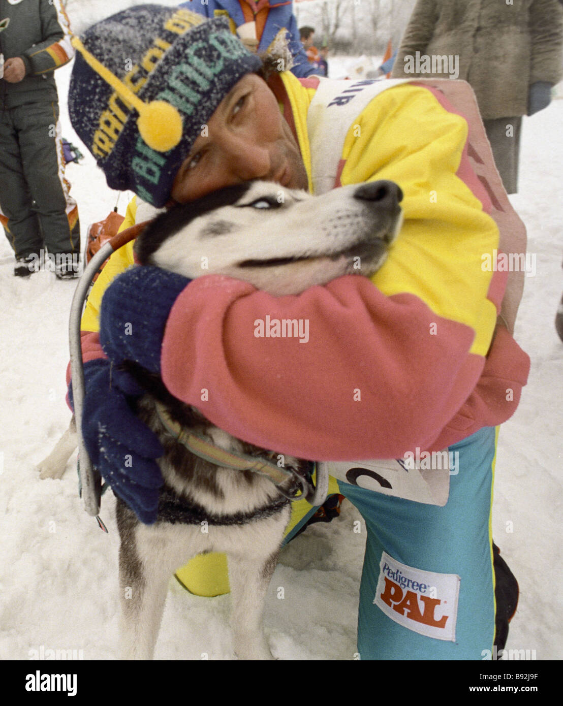 A gee pole gets a dog ready for the start at the Soviet French