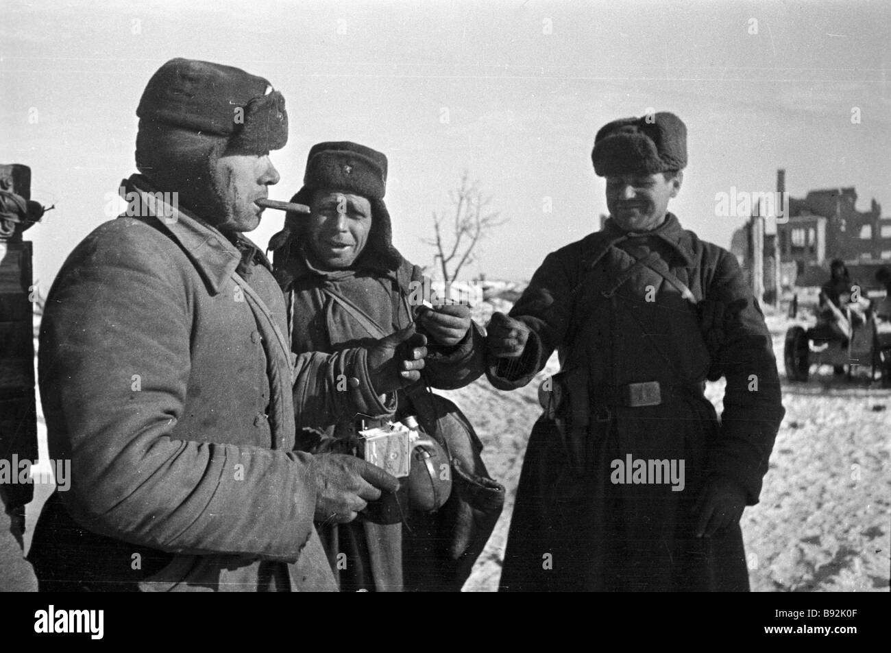 Солдатам сталинграда. Солдаты Сталинградской битвы. Советские солдаты в Сталинграде. Сталинградская битва пленные немцы. Немецкие солдаты в Сталинграде.