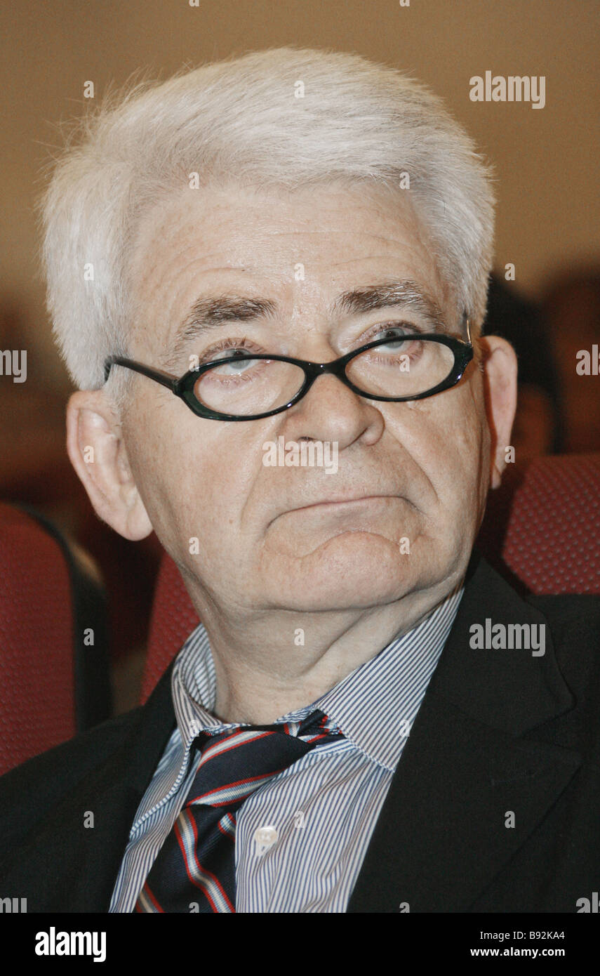 Boris Spassky a former world champion and the arbiter of the international  chess festival Moscow Open 2008 Stock Photo - Alamy