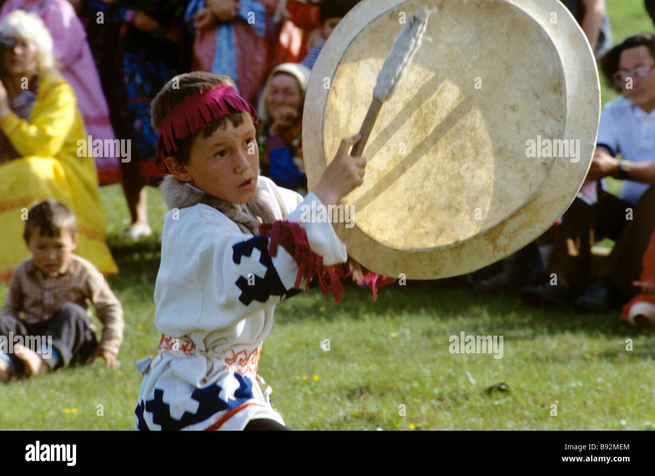дети в национальных костюмах. шаманский бубен манси. фольклорные традиции. славянская семья. традиционная русская семья.