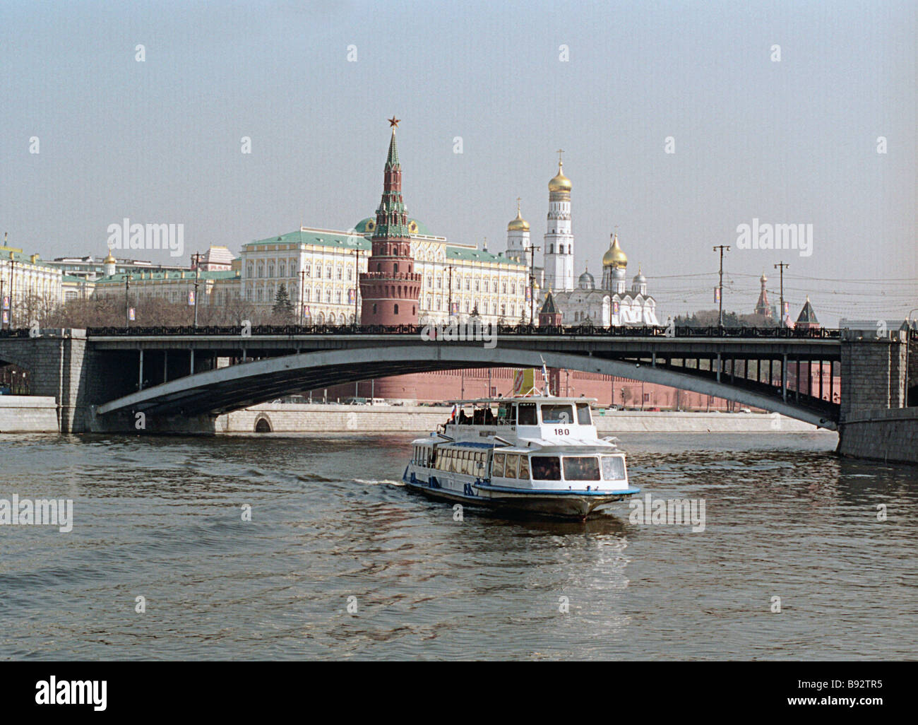 Москва река основная мысль. Реки Москвы. Москва река в Москве. Речной трамвай. Речной трамвайчик в Москве.