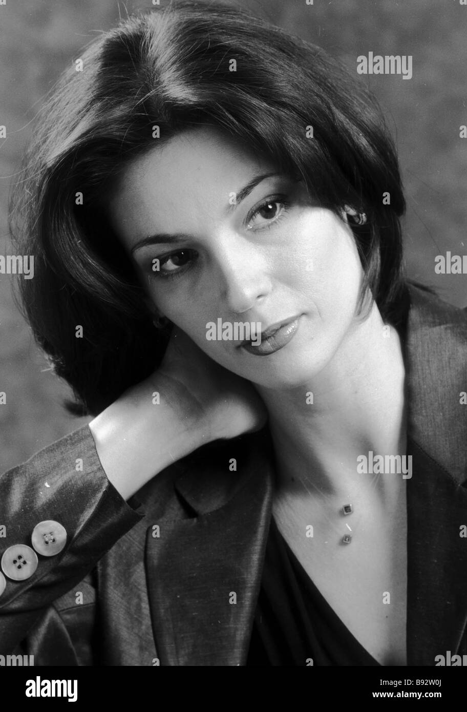 Uch kishi bir odamni sikadigan porno tomosha qiling