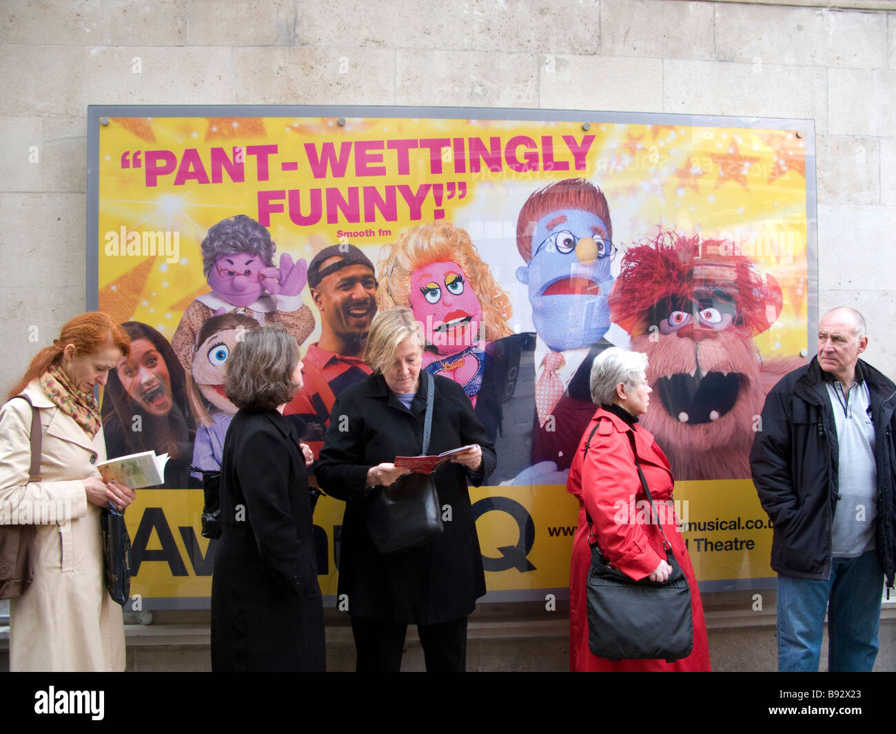 Queue For Avenue Q Theatre Show London Stock Photo 22806619 Alamy