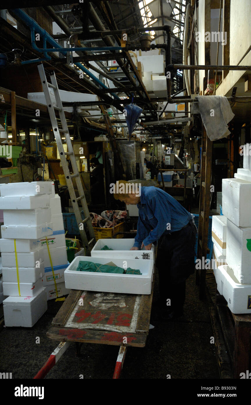 A worker at Tokyo's Tsukiji fish market Stock Photo - Alamy