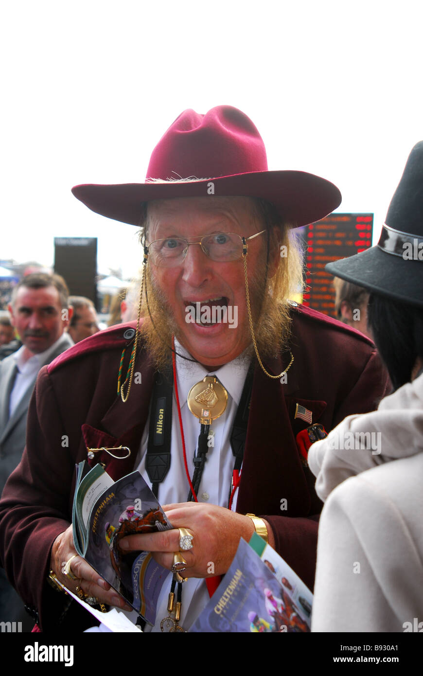 john-mccririck-mc-cririck-horse-racing-pundit-checking-his-racing-field