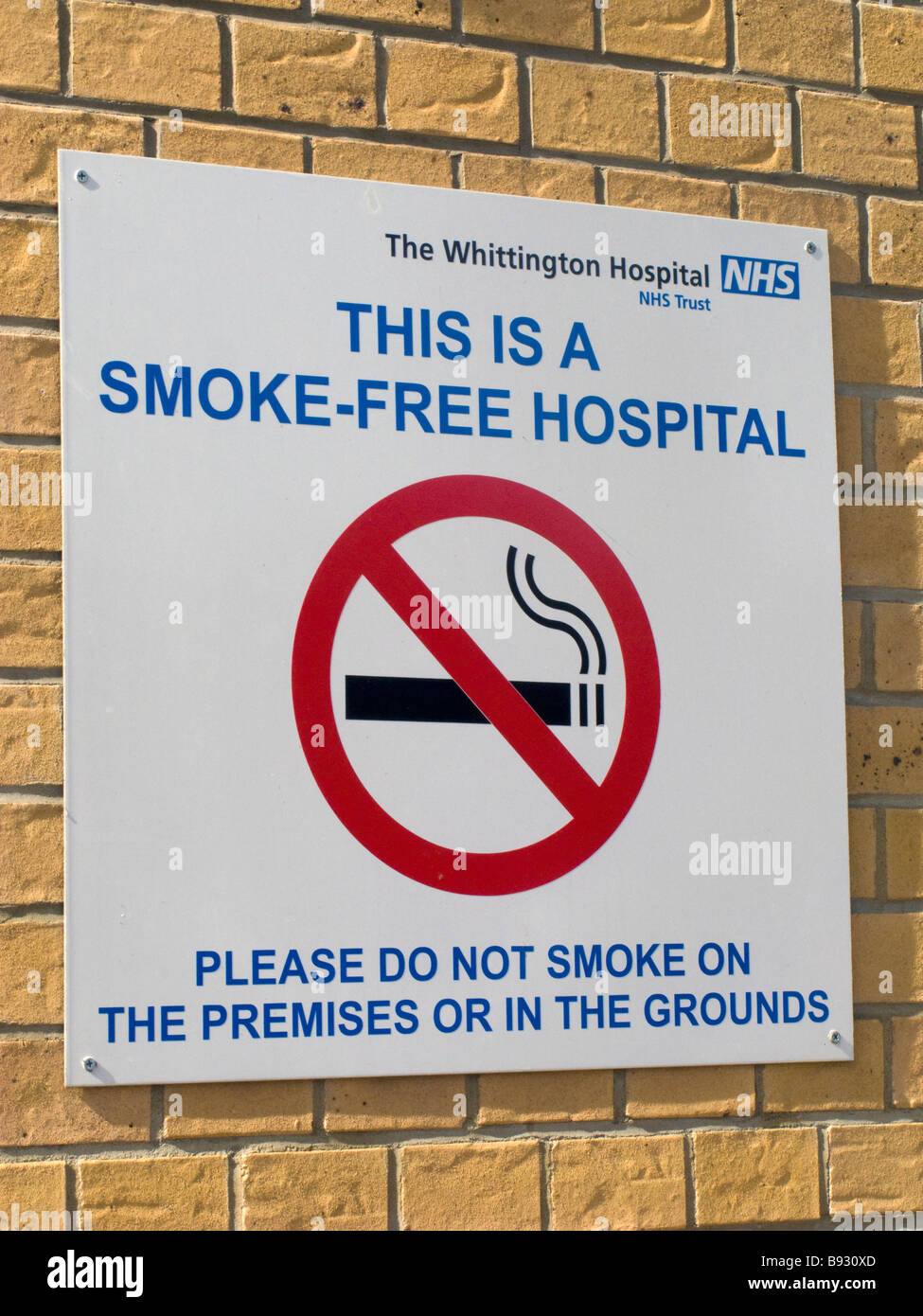 UK.No Smoking sign outside Whittington hospital, London.Photo by Julio Etchart Stock Photo