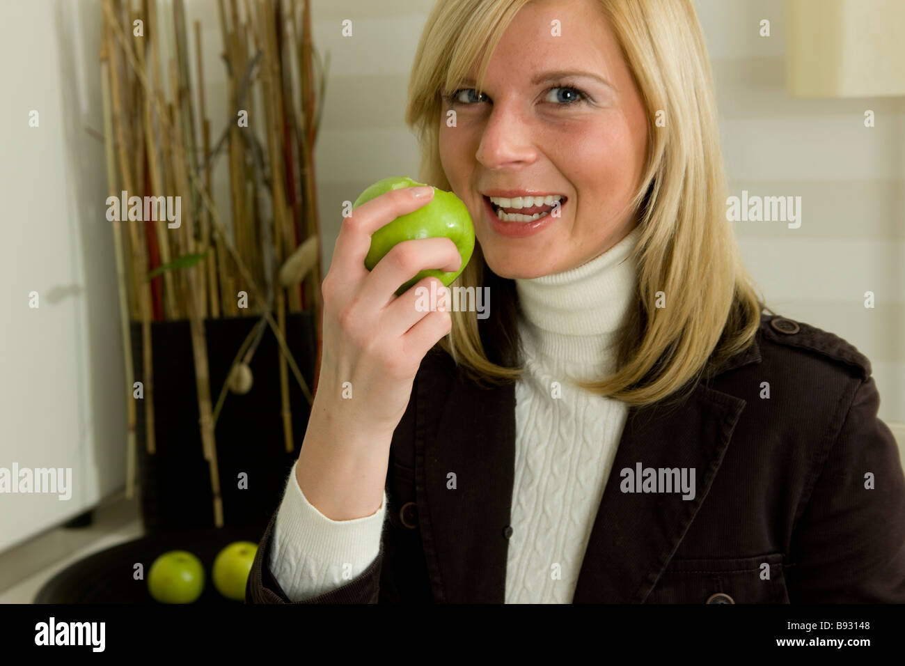 Frau beisst in Apfel Stock Photo