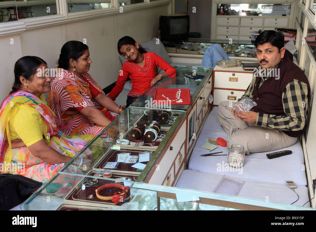 India Rajasthan Udaipur jewelry shop people shopping Stock Photo