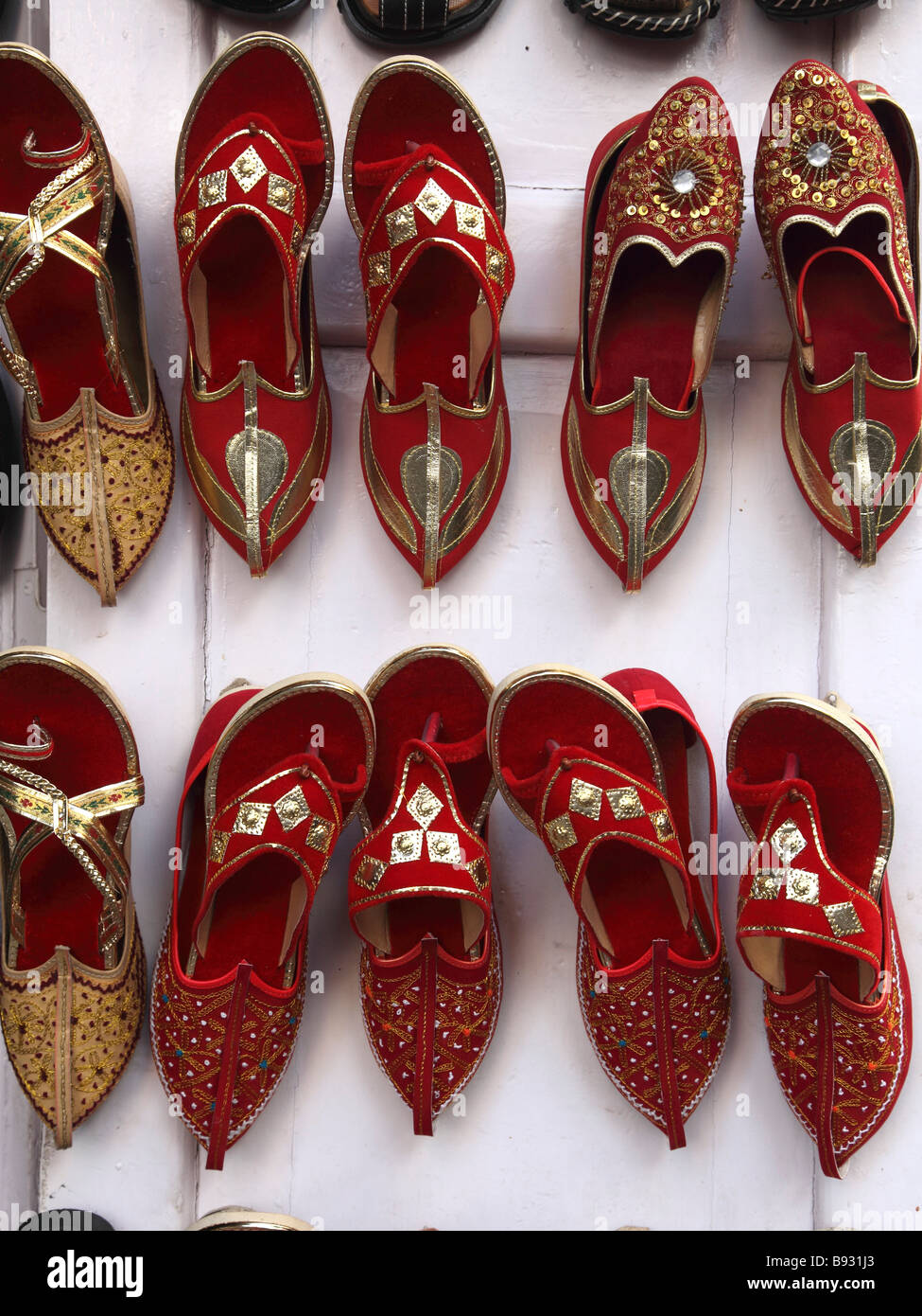 India Rajasthan Udaipur shoe shop Stock Photo Alamy