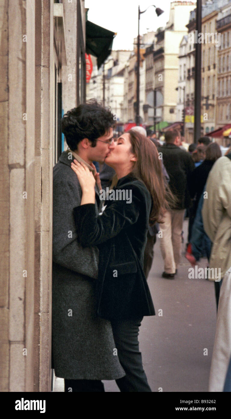 Couple Kiss Public High Resolution Stock Photography and Images - Alamy