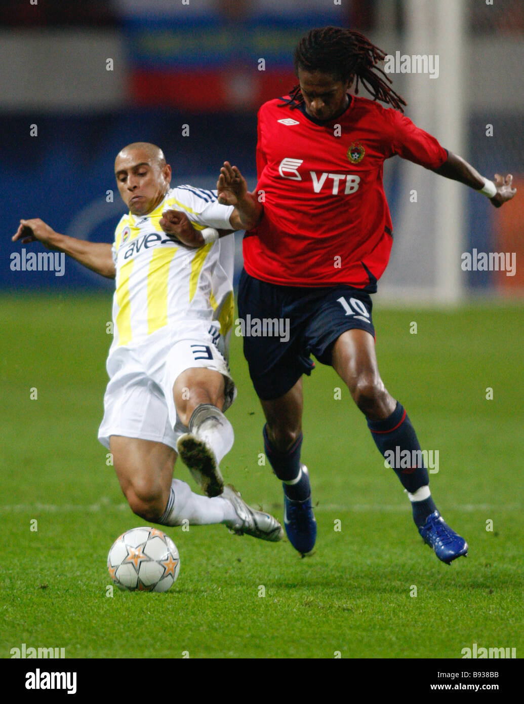 Russia s CSKA and Turkey s Fenerbahce made a draw 2 2 in a Champions League  soccer match on Moscow Roberto Carlos of Fenerbahce Stock Photo - Alamy