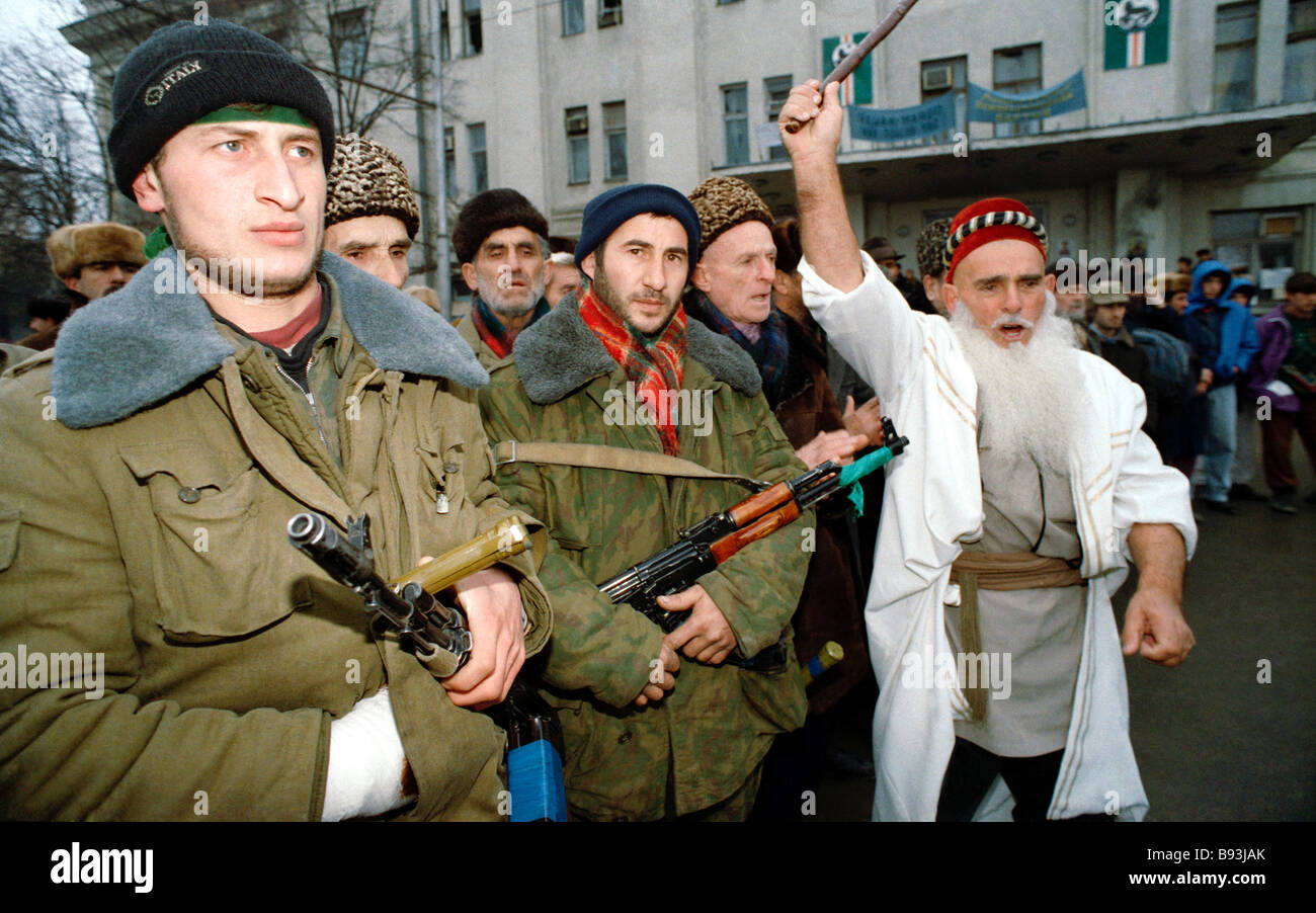 Сколько чеченцев воюют. Чеченские солдаты 1995 Ичкерия. Чечня 1995 штурм Грозного дудаевцы. Чечня Грозный 1995 боевики.