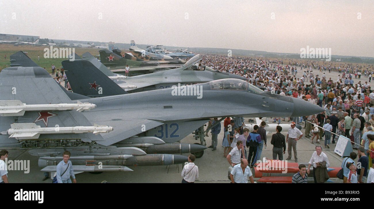 Su 92 Sukhoi Su 27 SK carrier borne fighters on display at Mosaeroshow 92 ...