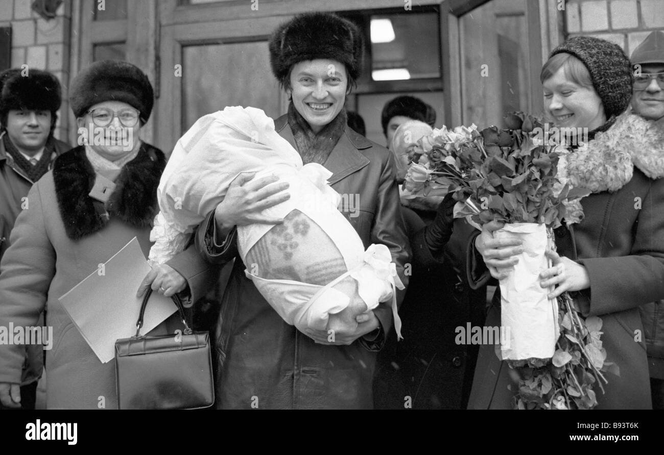 http://c8.alamy.com/comp/B93T6K/anatoly-karpov-center-carrying-his-son-his-wife-right-and-his-mother-B93T6K.jpg
