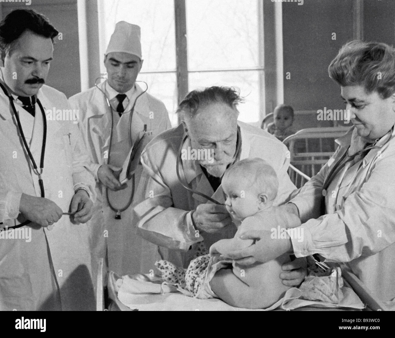 Педиатрия 19 века. Детский врач хаустова. Детский врач 19 век. Педиатр старый. Детские медсестры ссср.