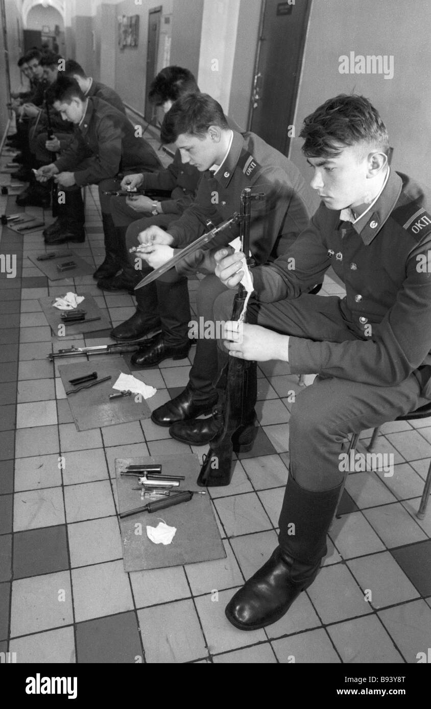 Soldiers of the Presidential Regiment cleaning their personal weapons