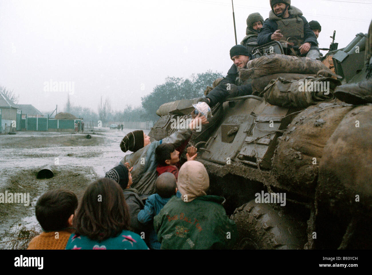 Сколько погибло в чеченской войне за компании. 1 Января 1995 штурм Грозного. Чечня солдат 1995 Грозный. Штурм Грозного 1995 солдаты.