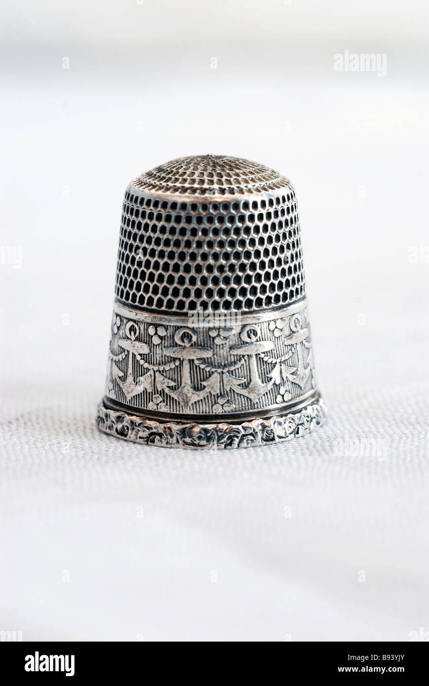 STERLING SILVER THIMBLE WITH WEDGWOOD CAMEO HALLMARKED SILVER THIMBLE 