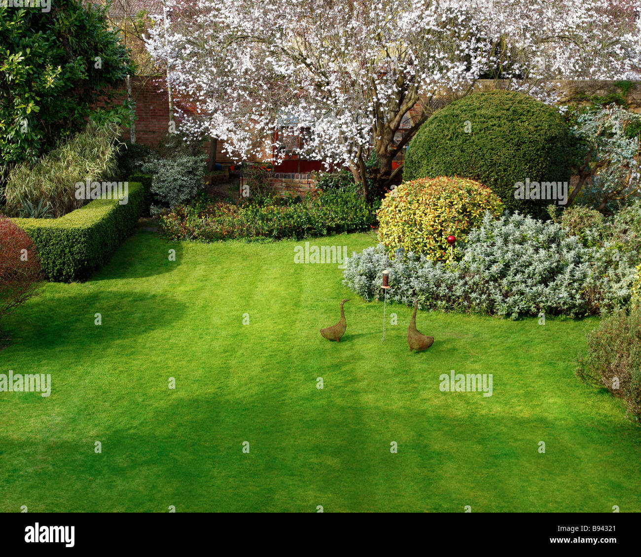 GB - GLOUCESTERSHIRE: Typical English Garden in Spring Stock Photo