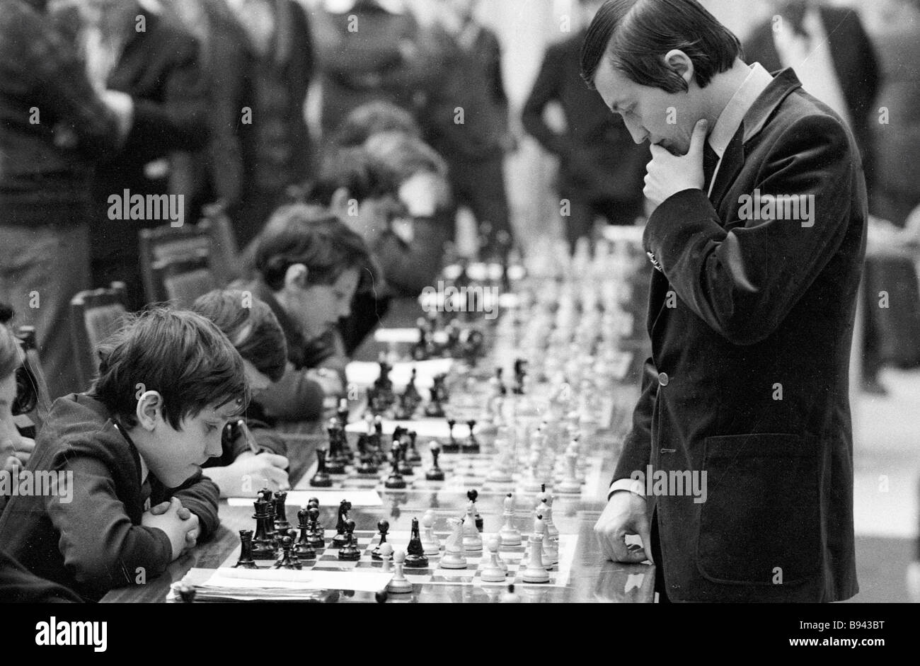 Karpov kasparov Black and White Stock Photos & Images - Alamy