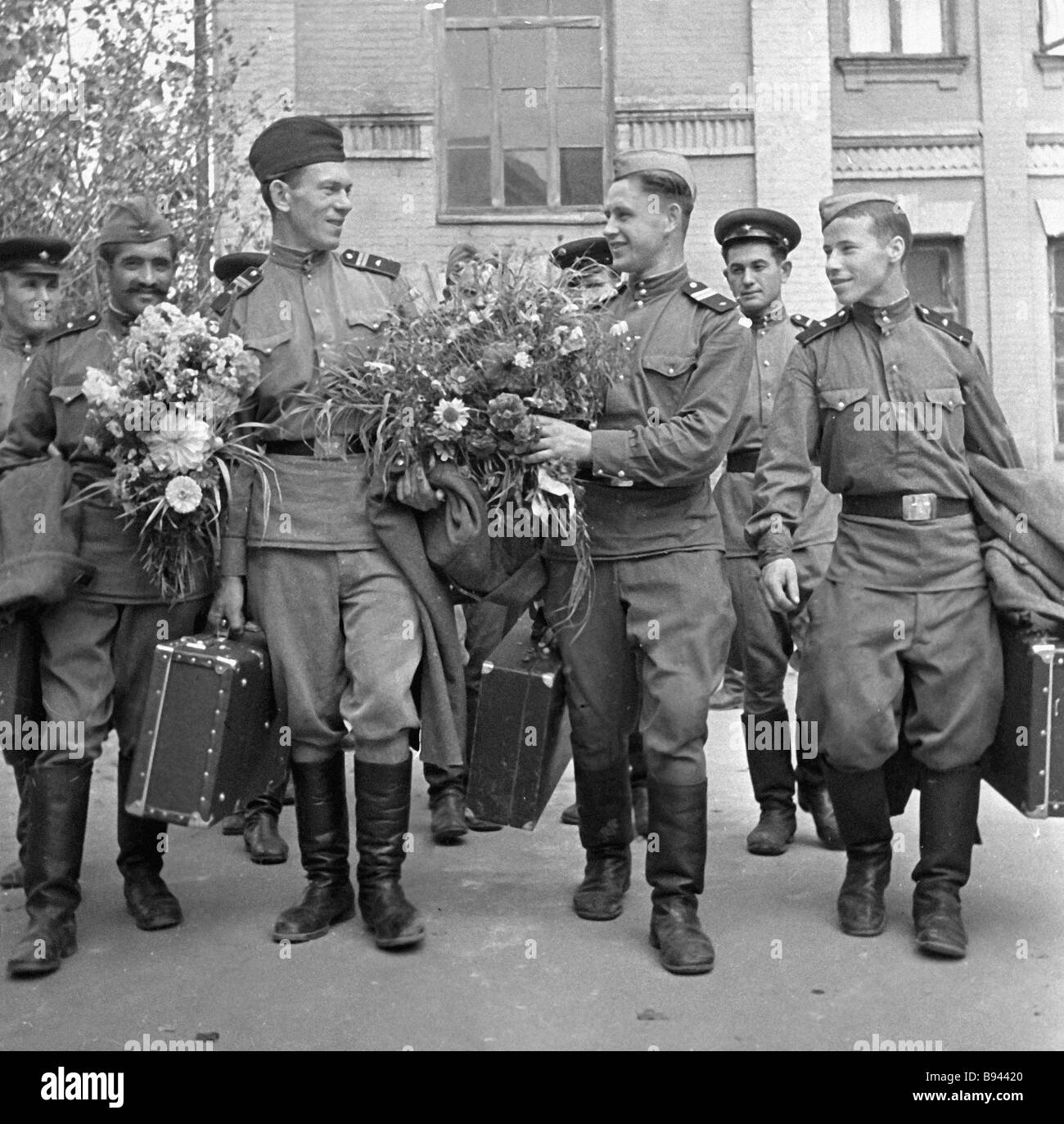 С возвращением домой с войны. Советский солдат. Демобилизованные солдаты. Возвращение домой 1945. Солдат возвращается домой с войны.