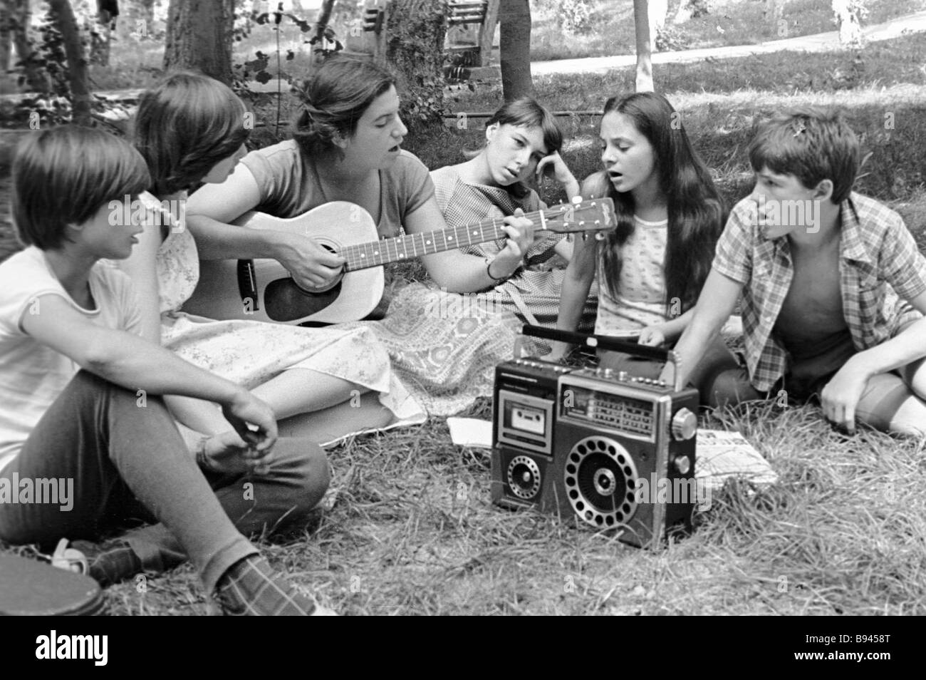 Советская молодежь с магнитофоном