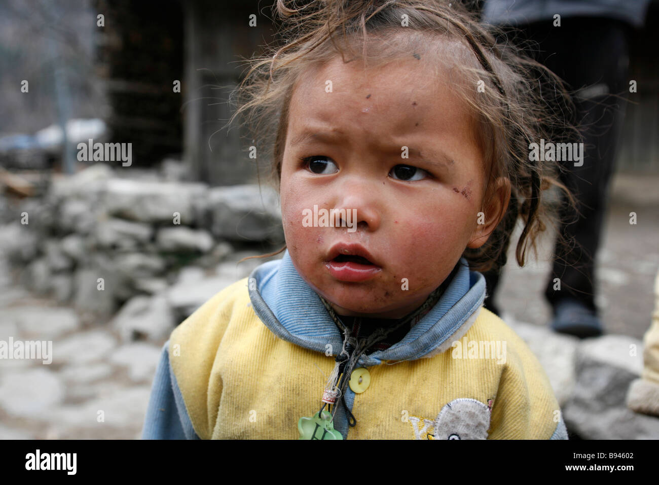 Annapurna Nepal 20 March 2008 Poor and dirty little girl in village on the trekker s trail Stock Photo