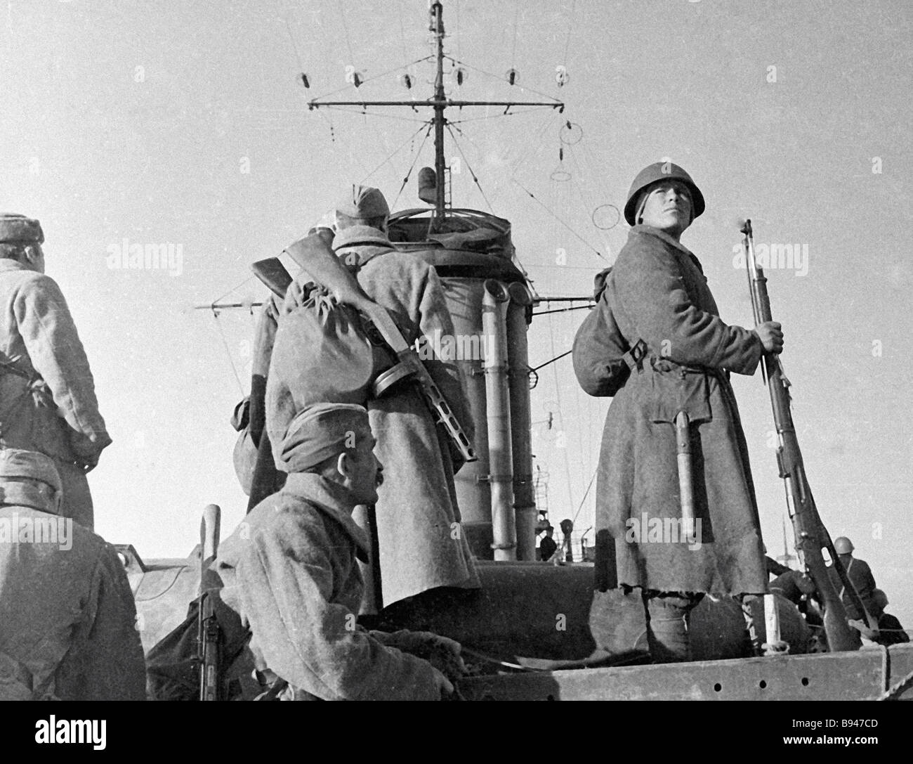 the-red-army-soldiers-on-board-the-cruiser-red-crimea-hurrying-to-B947CD.jpg